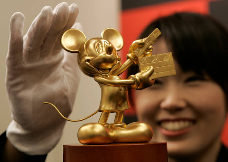 За всю историю существования мышонок снялся в 132 мультфильмах, появлялся в сериалах, комиксах и сказках&lt;br>На фото: килограммовая статуэтка Микки Мауса из чистого золота в Токио