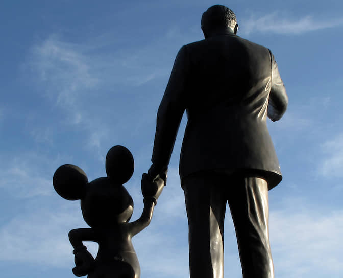 28 июня 2013 года состоялось возвращение Микки Мауса на телеэкран — в первом сезоне мультфильма было заявлено 19 эпизодов по три минуты каждая&lt;br>На фото: cтатуя Уолта Диснея, держащего за руку Микки Мауса в Диснейленде в Калифорнии