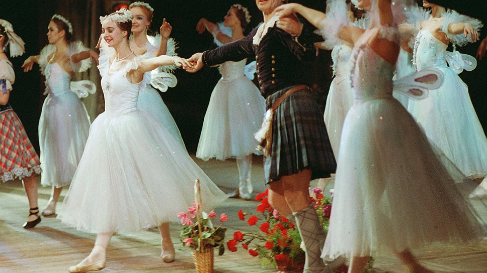 Рудольф Нуриев после спектакля &quot;Сильфида&quot;, в котором он исполнил партию Джеймса. Ленинград, 1989 год