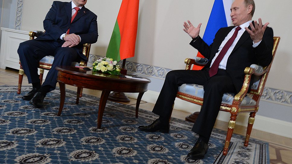 Президент России Владимир Путин и президент Белоруссии Александр Лукашенко (слева)