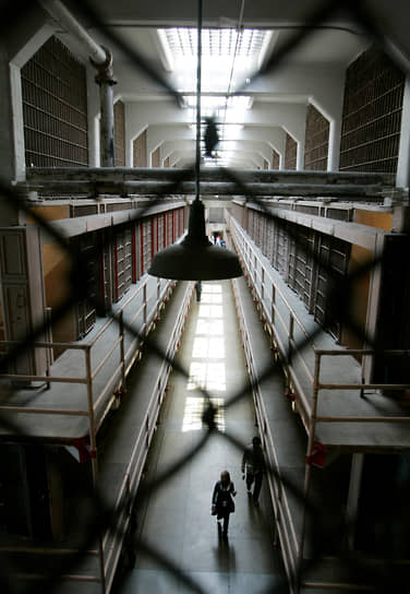 «Бродвей» — так заключенные называли главный коридор тюремного корпуса. Камеры на втором ярусе вдоль этого коридора были самыми желанными в тюрьме