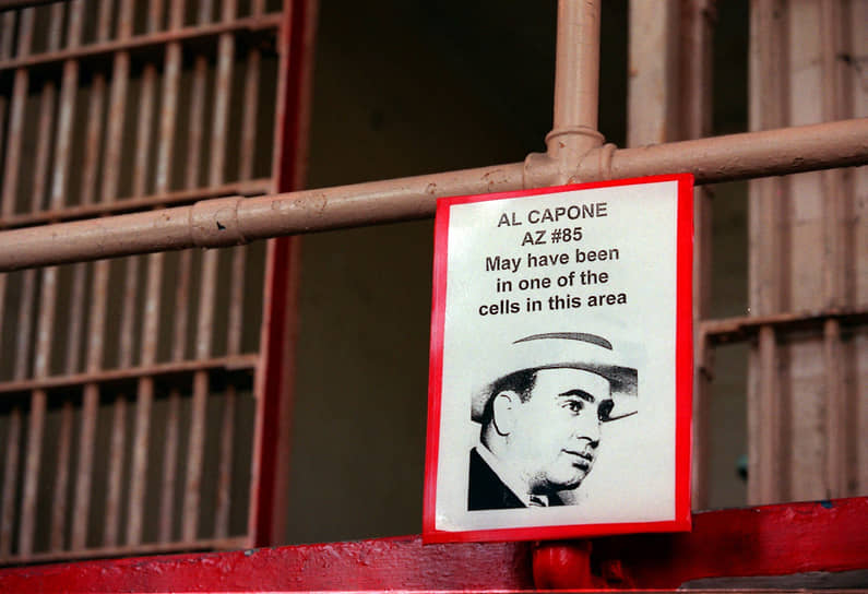 Самый известный заключенный Алькатраса — Аль Капоне. В июле 1931 года за неуплату налогов он был приговорен к десяти годам тюремного заключения и отправлен в федеральную тюрьму штата Джорджия в Атланте. В 1934 году его перевели в Алькатрас, где он провел семь лет