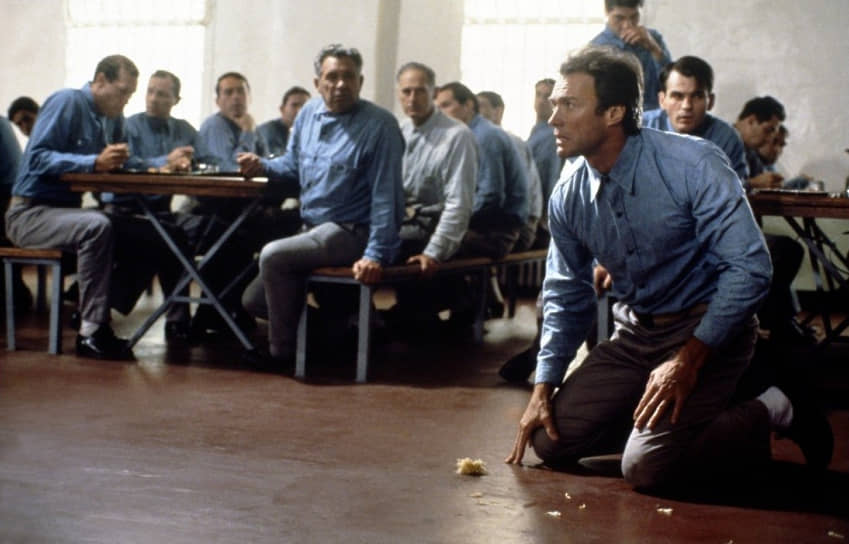 Тюремная столовая — место, где чаще всего происходили драки между заключенными, — была оборудована емкостями со слезоточивым газом
&lt;br>На фото кадр из фильма «Побег из Алькатраса» с Клинтом Иствудом в главной роли