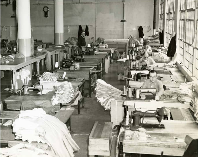 На фото швейная комната в тюрьме Алькатрас