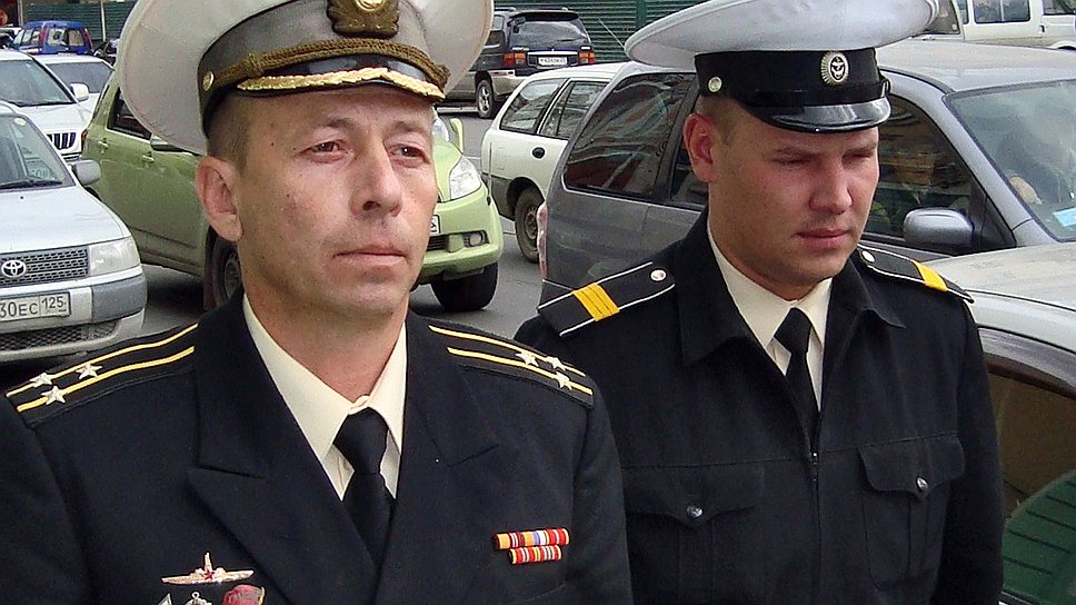 Гвардии капитан 1 ранга Дмитрий Лаврентьев (слева) и трюмный машинист Дмитрий Гробов (справа), обвиняемые в аварии на атомной подводной лодке К-152 &quot;Нерпа&quot;