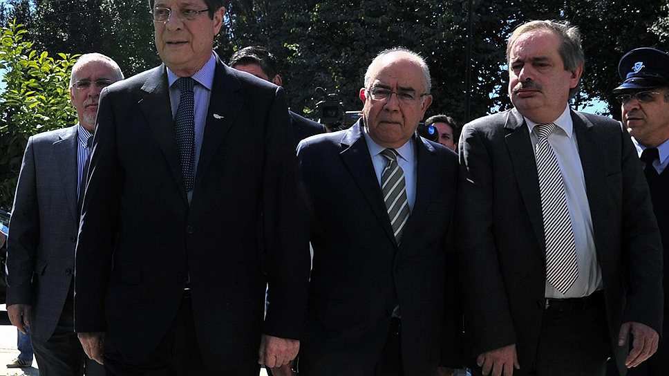 Президент Кипра Никос Анастасиадис (в центре) перед заседанием парламента по вопросу налога на депозиты