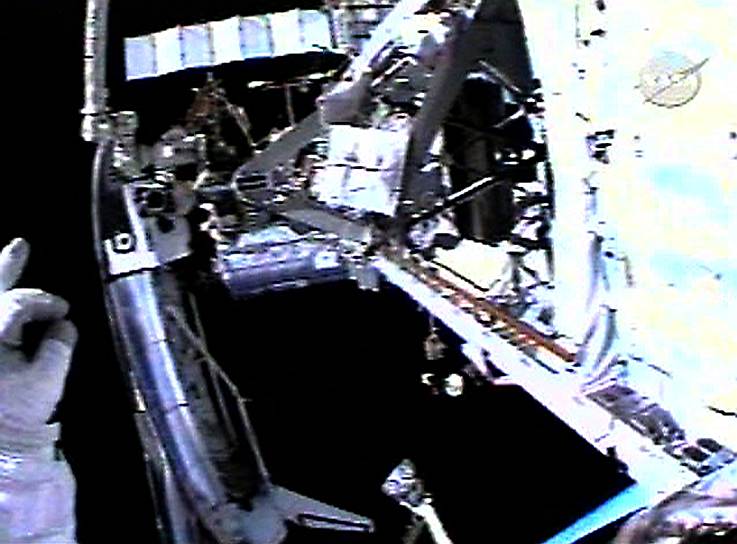 Астронавт Дэн Бербанк передает из открытого космоса, что все ОК