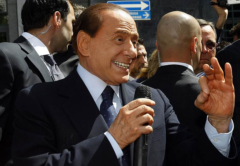 Итальянский премьер-министр Сильвио Берлускони рядом с Миланским судом. И у него все ОК