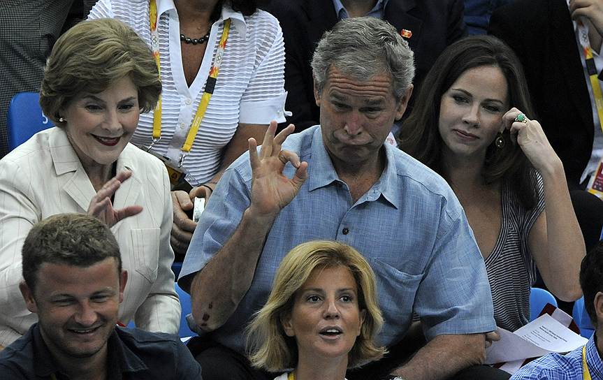 Президент США Джордж Буш с супругой Лаурой и дочерью Барбарой на соревнованиях по плаванию во время Олимпиады в Пекине 2008
