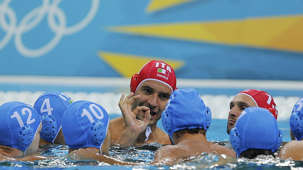 Игроки итальянской команды по водному поло совещаются во время выступления на Олипиаде в Лондоне 2012