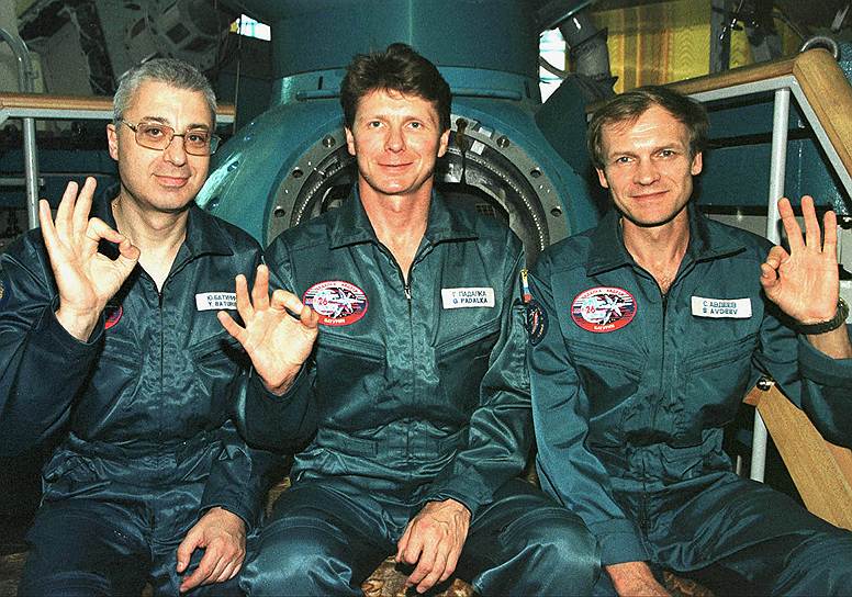 Слева направо: Юрий Батурин, командир экипажа Геннадий Падалка и бортинженер Сергей Авдеев передают Борису Ельцину, что на космодроме &quot;Байконур&quot; все ОК