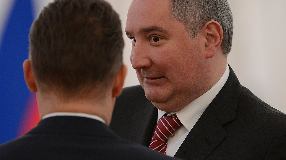Заместитель председателя правительства России Дмитрий Рогозин (справа)