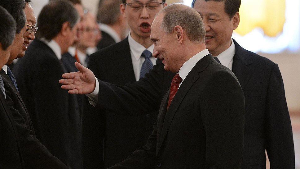 Президент России Владимир Путин (второй справа) и председатель КНР Си Цзиньпин (справа)