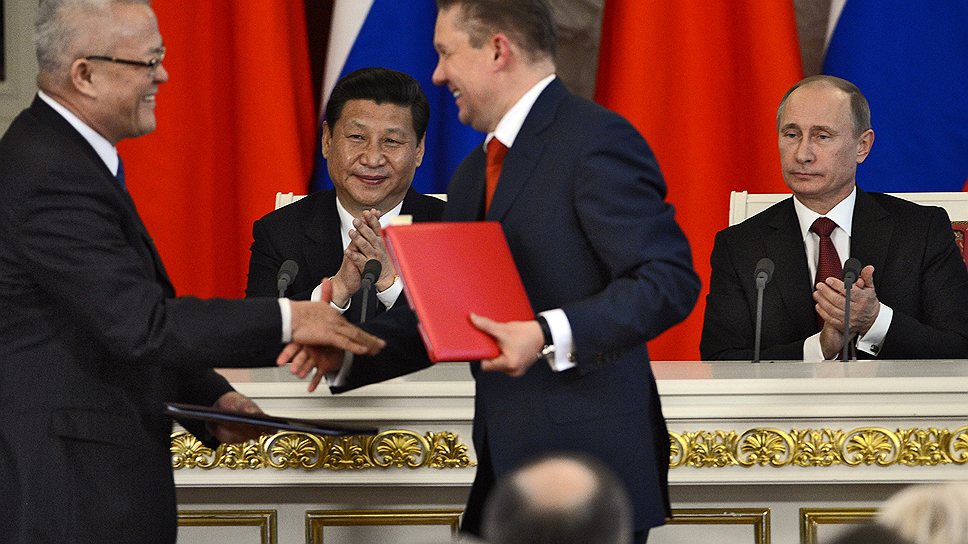 Председатель КНР Си Цзиньпин (второй слева), председатель правления компании &quot;Газпром&quot; Аллексей Миллер (второй справа) и президент России Владимир Путин (справа)