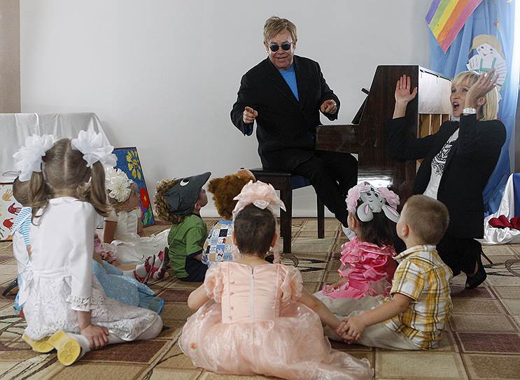 16 июня 2007 года Элтон Джон дал благотворительный концерт в Киеве на Майдане в рамках информационно-образовательной кампании «На краю!». Позже он не раз приезжал на Украину, в том числе в 2009 году посетил детский дом в Макеевке (на фото)