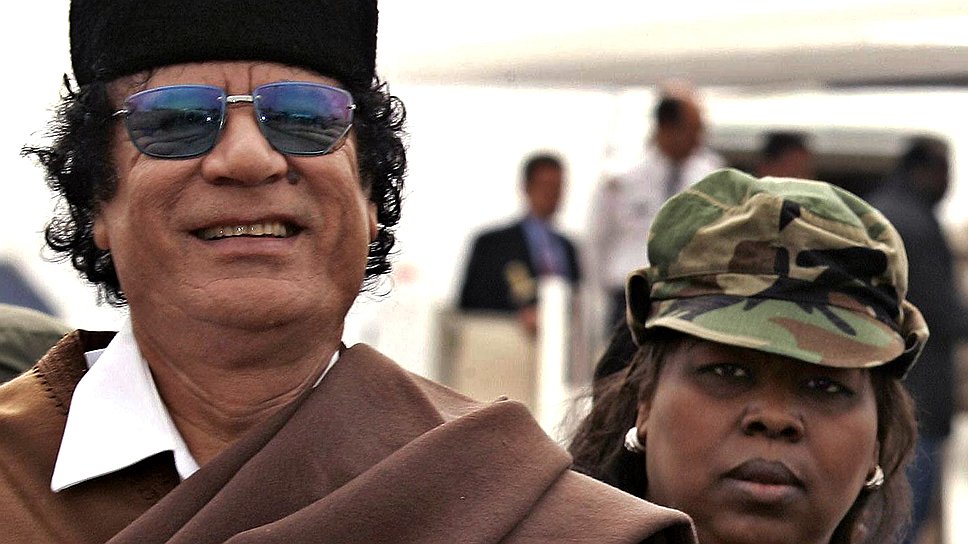 Бывший лидер Ливии Муамар Каддафи с телохранителем. Алжир