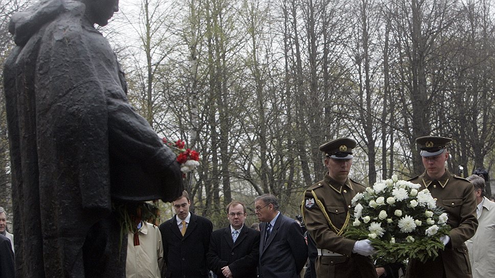 Как Эстонию заставили заплатить защитникам памятника Советскому солдату