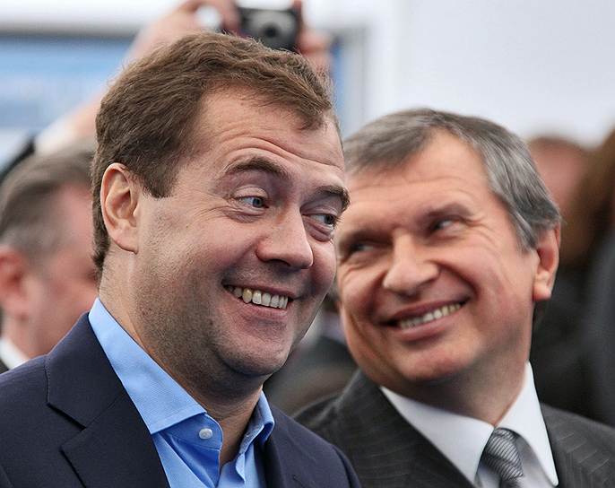 Премьер-министр Дмитрий Медведев и президент «Роснефти» Игорь Сечин