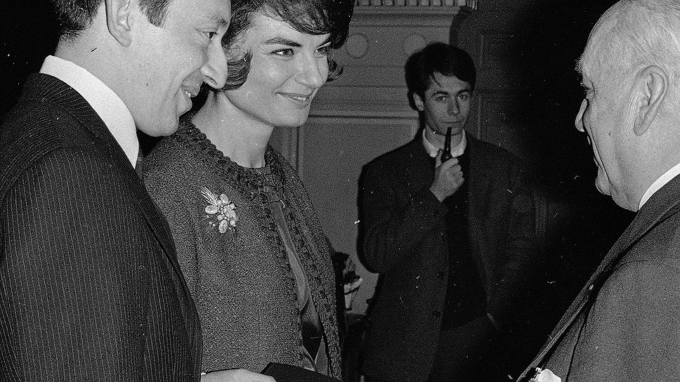 Серж Генсбур во время церемонии бракосочетания со своей второй супругой Франсуаз-Антуанетт Панкрацци. 7 января 1964 года