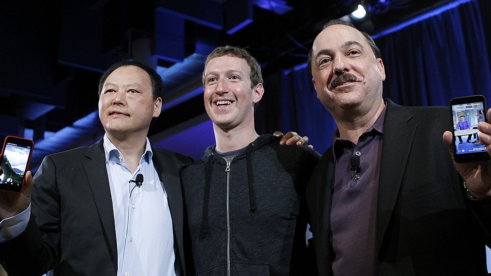 Исполнительный директор компании HTC Питер Чоу, глава Facebook Марк Цукерберг и глава HTC Ральф де ла Вега