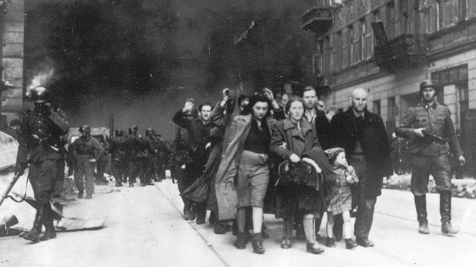 Лишь после того, как исход стал окончательно ясен, в лагерях и гетто начались восстания: наиболее известно восстание в Варшавском гетто в январе 1943 года. В ходе боев было убито около 7 тысяч защитников гетто, еще 5–6 тысяч сгорели заживо