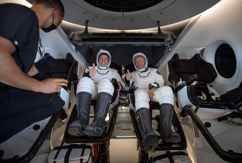 Дуглас Херли (справа) и Роберт Бенкен стали первыми астронавтами, совершившими полет 30 мая 2020 года на частном корабле Crew Dragon компании SpaceX