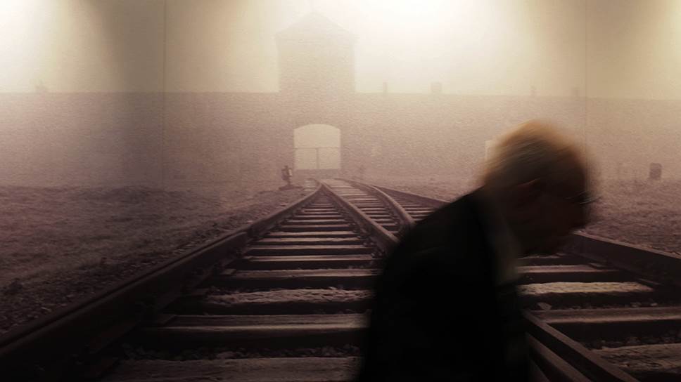 В гетто города Лодзь содержалось до 160 000 евреев. 
&lt;br>На фото: бывший министр иностранных дел Польши Владислав Бартошевский , выживший после Холокоста