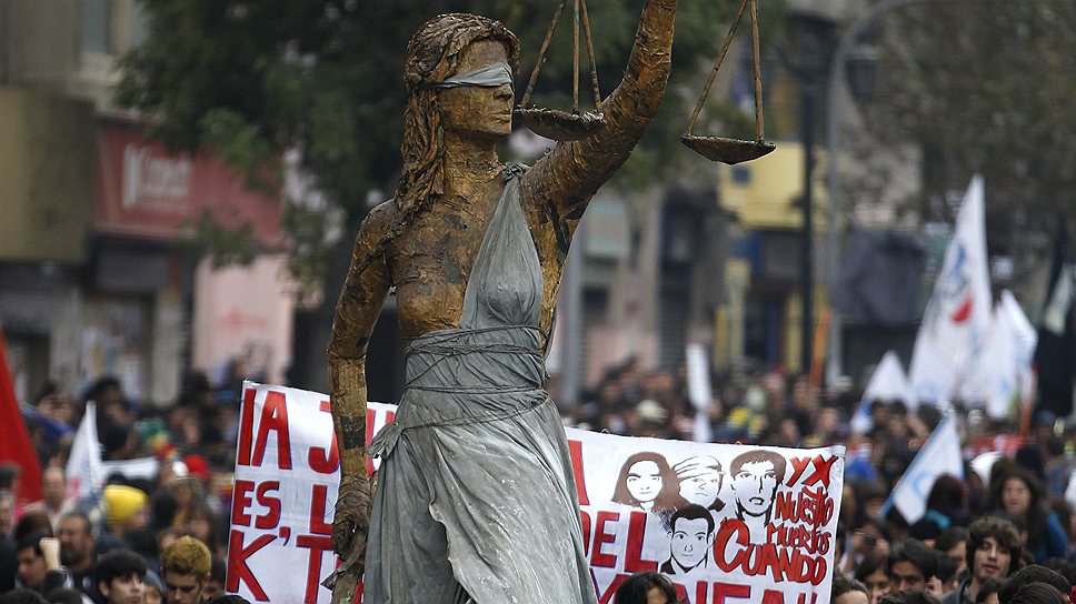 Протестующие в Сантьяго сделали своим символом Федиму, считающуюся богиней правосудия и справедливости. Вооруженная мечом, она предупреждает власти о том, какое развитие могут получить уличные акции, если правительсто не примет мер. 