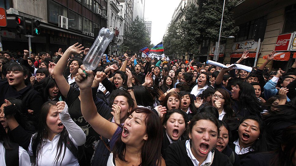 Президент Чили Себастьян Пиньера пообещал выделить часть бюджета страны в 2013 году на финансирование более низких ставок для учебных кредитов. Однако протестующие уверены: правительственный механизм не работает, государственные школы остаются недофинансированными, а частные учебные заведения по-прежнему недоступны для большинства учащихся.