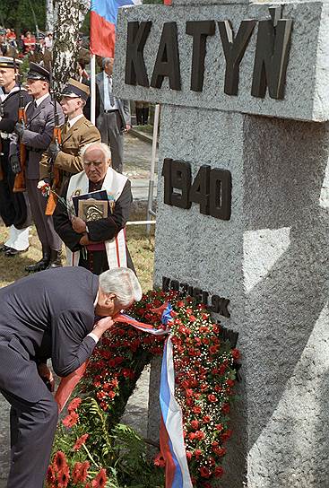 25 августа 1993 года в ходе визита в Польшу Борис Ельцин со словами «Простите нас» возложил венок к памятнику жертвам Катыни в Варшаве. В 1996 году правительства России и Польши договорились о строительстве мемориалов в Катыни и Медном (Тверская область)