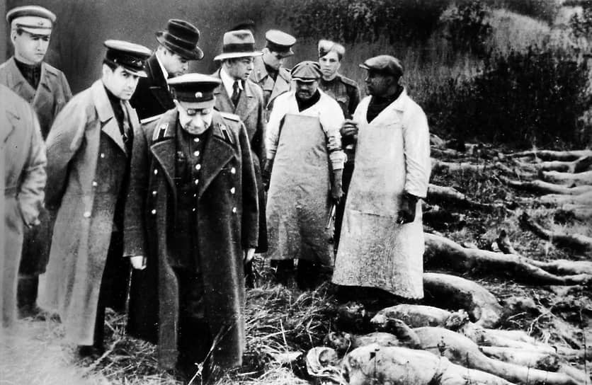 Через два дня Совинформбюро опровергло «гнусные измышления немецко-фашистских палачей». В заявлении говорилось, что летом 1941 польские военнопленные, занятые на строительных работах под Смоленском, были захвачены и расстреляны немцами. В 1943 году немецкие и международные эксперты, проведя эксгумацию тел в Катыни, установили, что поляки были убиты в 1940 году. В январе 1944 года, вскоре после освобождения Смоленска, СССР создал свою комиссию под председательством главного хирурга Красной армии Николая Бурденко (на фото второй слева). В ее отчете говорится, что поляков расстреляли немцы осенью 1941 года. Основываясь на этой версии, советские власти пытались добиться включения катынского расстрела в приговор нацистским преступникам на Нюрнбергском трибунале. Однако, заслушав свидетелей, трибунал нашел их доводы неубедительными и не стал упоминать Катынь в приговоре.