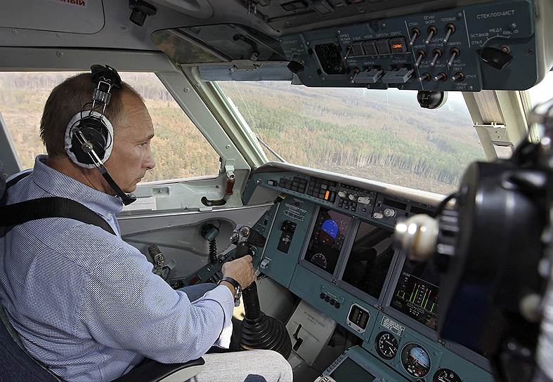 Владимир Путин за штурвалом пожарного самолета в Рязанской области. 10 августа 2010 года