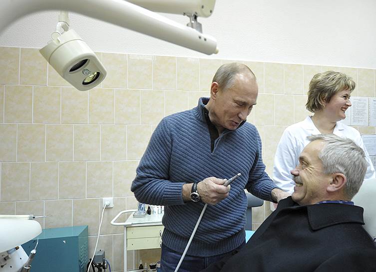 Владимир Путин и губернатор Белгородской области Евгений Савченко в стоматологической клинике под Белгородом. 15 ноября 2011 года