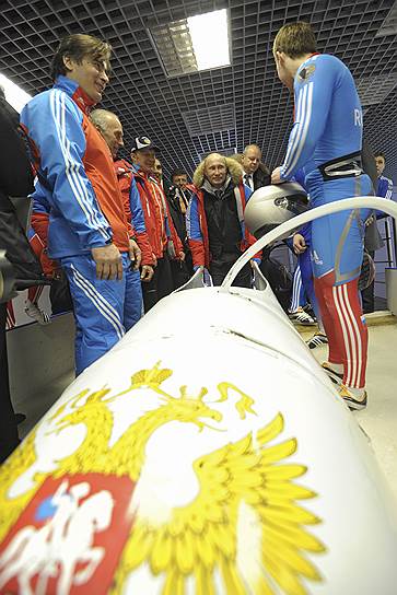 Владимир Путин и российские бобслеисты в тренировочном центре под Дмитровом. 16 февраля 2012 года