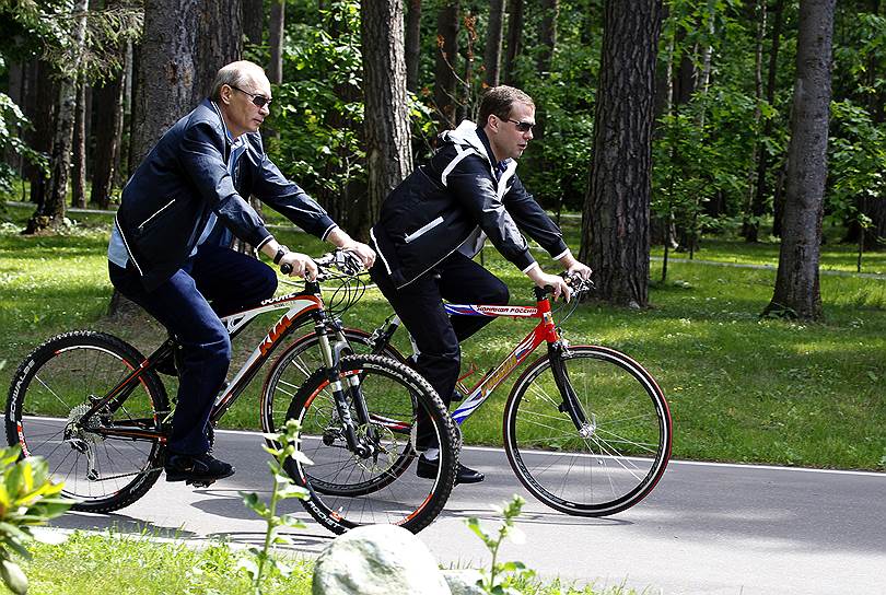 Владимир Путин и Дмитрий Медведев в Подмосковье. 11 июня 2011 года