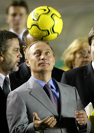 Владимир Путин на бразильском футбольном стадионе «Маракана». 22 ноября 2004 года