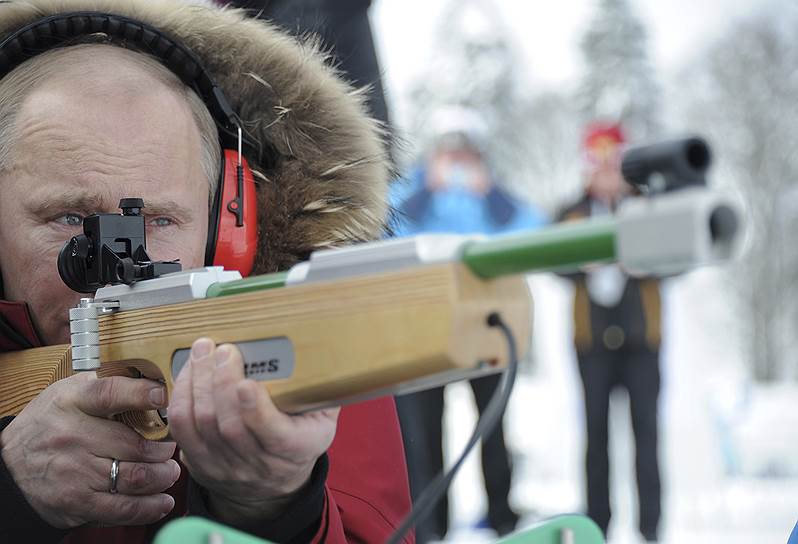 Владимир Путин попробовал себя в роли биатлониста: потренировался в стрельбе из позиции лежа. 9 марта 2012 года