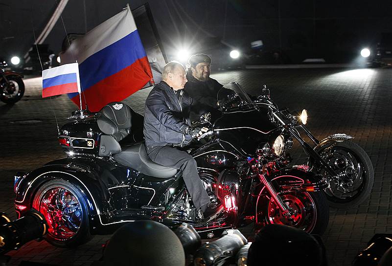 Владимир Путин с «Ночными волками». 29 августа 2011 года