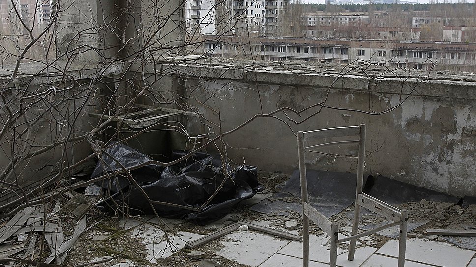 С балкона заброшенного дома в Припяти открывается вид на АЭС