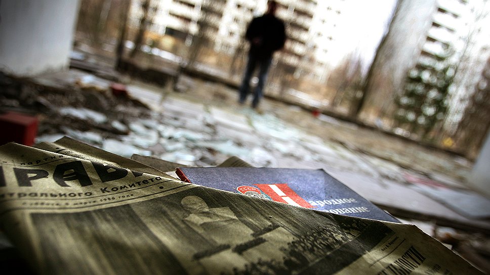 Номера газет 1986 года в пустом жилом здании в городе Припять 