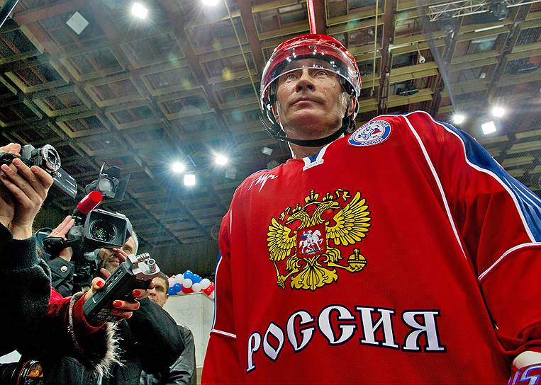 Владимир Путин на тренировке финалистов хоккейного турнира «Золотая шайба» в МСА «Лужники». 15 апреля 2011 года