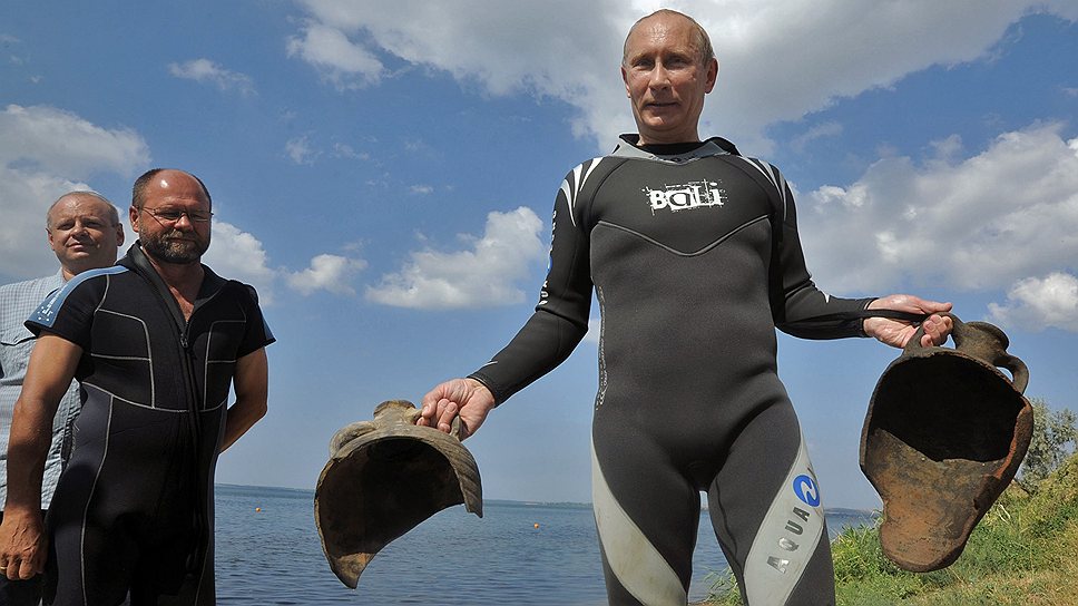 Владимир Путин после погружения с аквалангом на дно Таманского залива, где осматривал затопленную часть Фанагории. 10 августа 2011 года
