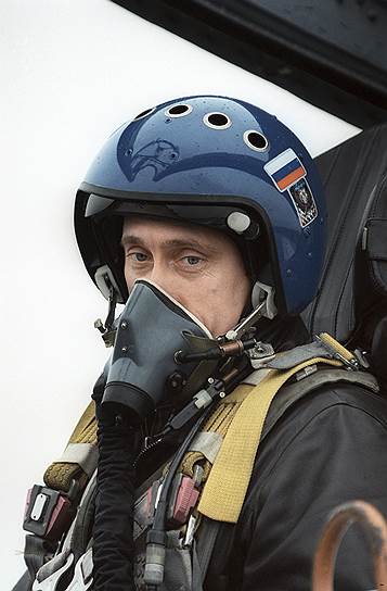 Владимир Путин полетал на истребителе Су-27 на месте второго пилота. 20 марта 2000 года
