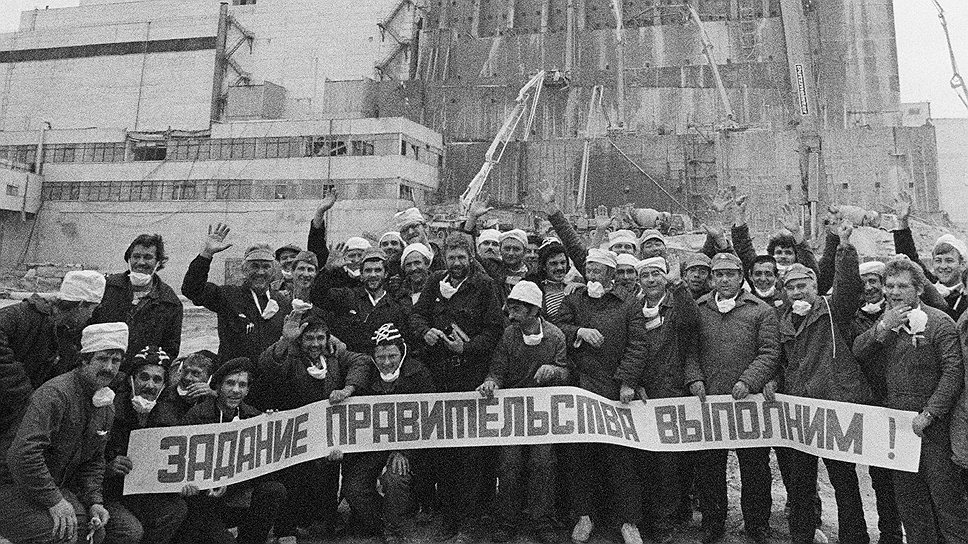 За полгода были осуществлены крупномасштабные операции по дезактивации загрязненной территории, подготовке к вводу в эксплуатацию первого и второго энергоблоков и по консервации поврежденного реактора&lt;br>На фото: участники работ по ликвидации последствий аварии на Чернобыльской АЭС