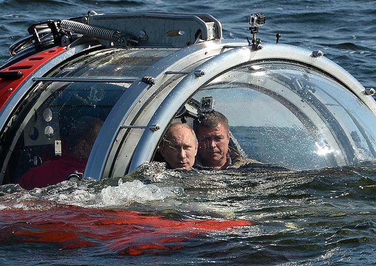 Президент России Владимир Путин погрузился на дно Балтийского моря в батискафе, чтобы осмотреть затонувший в 1869 году фрегат «Олегъ». 15 июля 2013 года