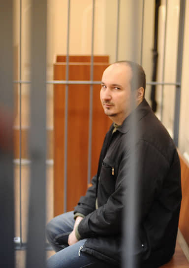 Дмитрий Рукавишников (родился в 1977 году). Задержан 2 апреля 2013 года. По версии следствия, опрокидывал кабины туалетов и таскал их волоком. 24 декабря 2013 года был амнистирован