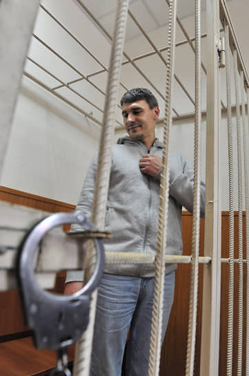 Артем Савелов (родился в 1979 году). Задержан 11 июня 2012 года. По данным следствия, несмотря на заикание, скандировал «Долой полицейское государство!». 24 февраля 2014 года приговорен к лишению свободы в колонии общего режима на 2 года и 7 месяцев. Артем Савелов вышел на свободу 31 декабря 2014 года. В 2016 году Верховный суд признал его арест незаконным
