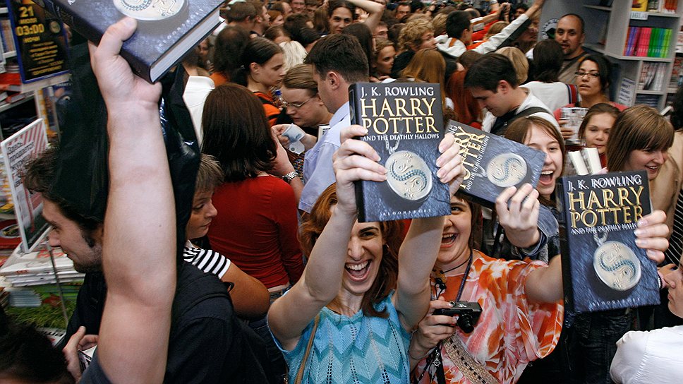 Когда книга «Гарри Поттер и узник Азкабана» была выпущена в Великобритании, издатель, во избежание прогулов, попросил владельцев книжных магазинов не продавать книгу, пока школы не закроются на один день.