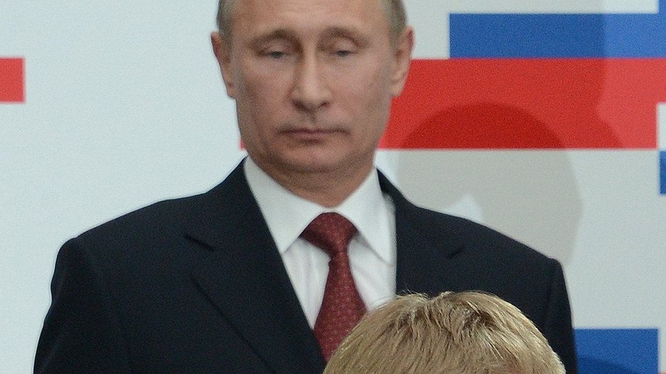 Владимир Путин (на заднем плане) и министр образования и науки РФ Дмитрий Ливанов 