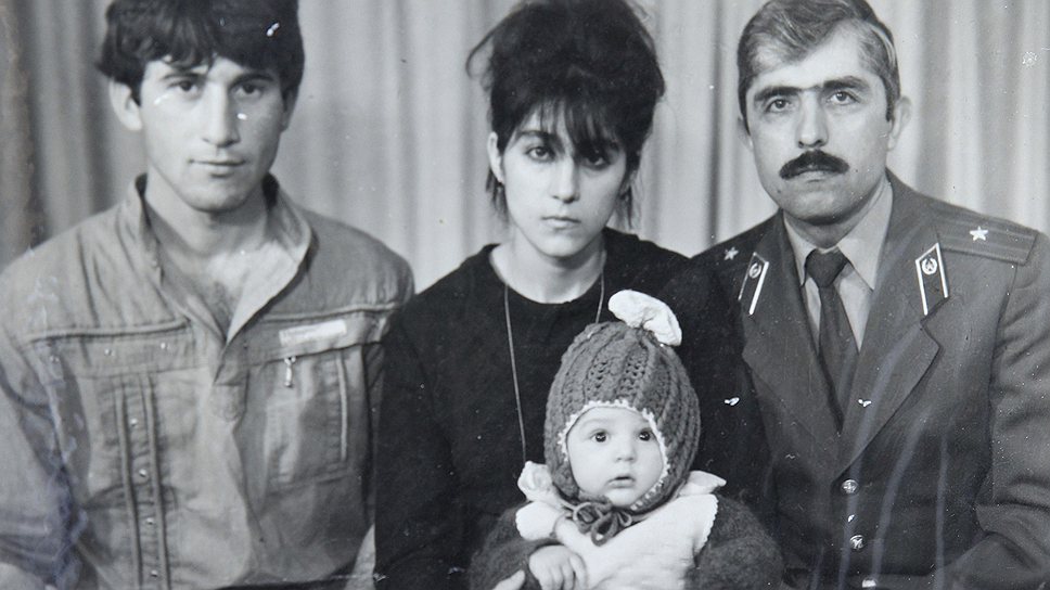 Тамерлан Царнаев (на руках у матери Зубейдат), отец Анзор (слева) и дядя Мухамад Сулейманов